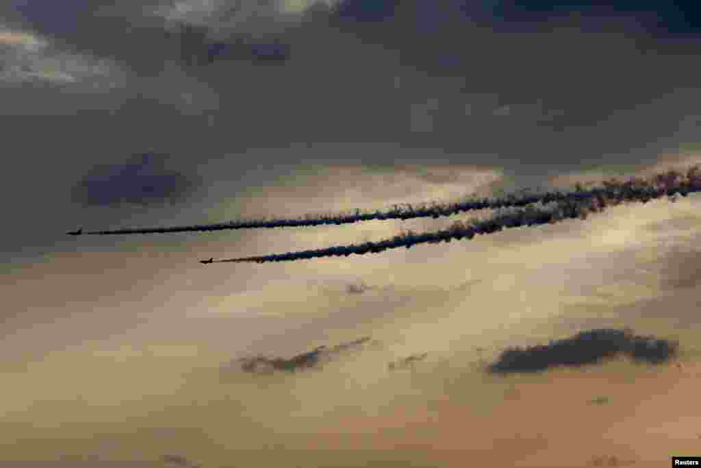 A French jet fighters dump fuel after a mission, before landing on the Charles de Gaulle aircraft carrier in the Persian Gulf on January 28. (Reuters/Philippe Wojazer)