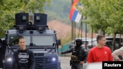 Косовските специјални полициски сили ги обезбедуваат општинските канцеларии во Звечан откако српските демонстранти спречија новоизбраниот градоначалник етнички Албанец да влезе во канцеларијата во Звечан, Косово, 27 мај 2023 година.