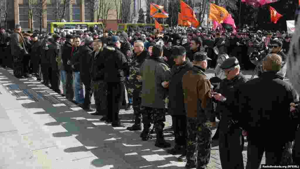 Воїни-інтернаціоналісти оточили вхід біля міськвиконкому, утворивши &laquo;живий ланцюг&raquo;