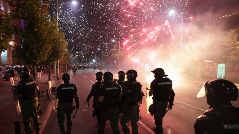 Ciocniri violente în timpul protestelor antiguvernamentale din Serbia