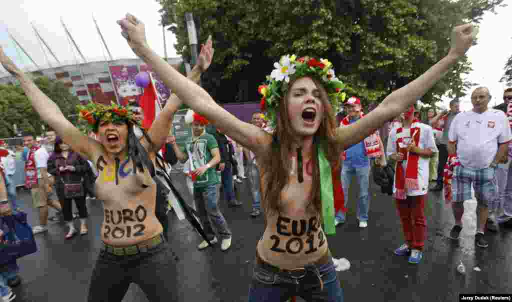 Shachko (right) staging a protest in Kyiv in 2012. A July 24 post on Femen&#39;s website said &quot;RIP. The most fearless and vulnerable Oksana Shachko has left us.&quot;