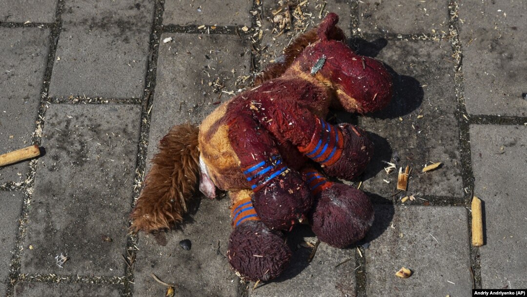 O jucărie cu pete de sânge fotografiată după atacul cu rachete rusești asupra gării din Kramatorsk, în care au murit 59 de persoane, inclusiv 5 copii, și a rănit peste 100 de oameni. Kramatorsk, Ucraina, 8 aprilie 2022.
