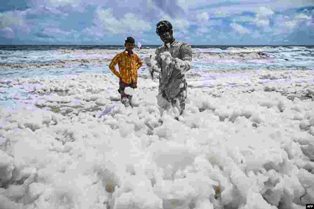 Mladići na plaži koju je prekrio sloj toksične pjene u Chennaiju, Indija, 22. oktobra.
