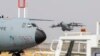 A német légierő Kabulba tartó repülőgépe felszáll az üzbegisztáni Taskent repülőterén 2021. augusztus 22-én