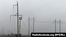 Бригади обленерго працюють над відновленням електропостачання (фото ілюстративне)