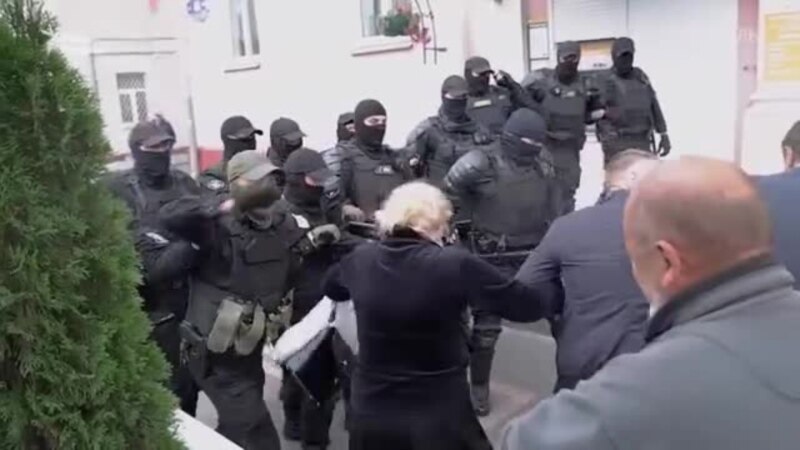 Протесты в Беларуси: автоматы, гранаты и слезоточивый газ – силовики арестовывают людей (видео)