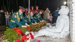 Памятник "Не сдаюсь" в Ногинске: потерявший ногу в бою военный держит в руке гранату 