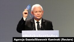  În ciuda faptului că este doar viceprim-ministru, nu există nicio îndoială că Jaroslaw Kaczyński este conducătorul de facto al țării și conduce partidul Lege și Justiție (PiS ) cu o mână de fier.