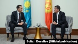 Kyrgyz Republic Sooronbai Jeenbekov (right) and Kazakh Prime Minister Bakhytzhan Sagintaev in Astana on December 26. 