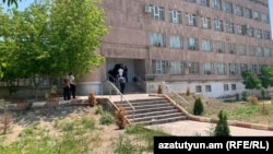 Իրավապահները բացում են «Արարատցեմենտ»-ի վարչական շենքի դուռը, 9-ը հուլիսի, 2026թ.