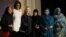 Secretarul de stat Hillary Clinton (a treia din stânga) şi prima doamnă Michelle Obama (a doua din stânga) cu patru dintre cele 10 femei premiate de Departamentul de Stat, 8 martie 2012