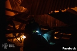 Рятувальники гасять пожежу у Києві після російської повітряної атаки