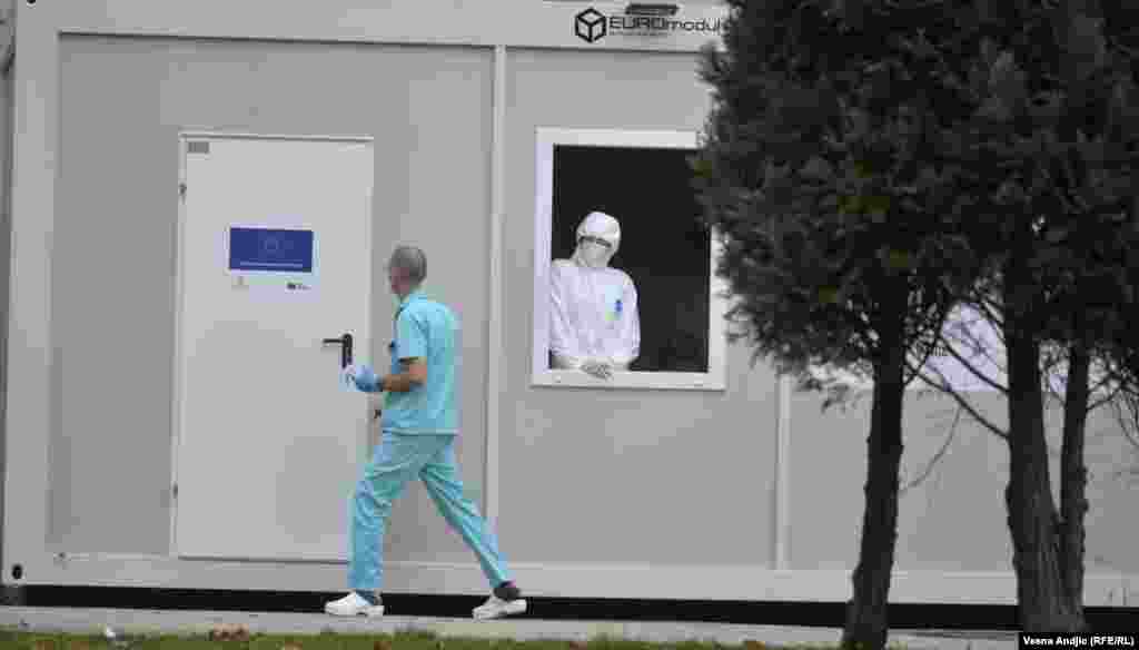 СРБИЈА - За време на викендот на 26 и 27 декември сите угостителски објекти и продавниците во Србија ќе работат до 8 часот навечер, одлучи денеска на седница српскиот Кризен штаб за борба против Ковид-19.