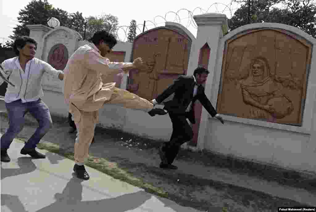 A supporter of former Pakistani President Pervez Musharraf, who is the head of the All Pakistan Muslim League political party, kicks an anti-Musharraf lawyer during Musharraf&#39;s hearing at an antiterrorism court in Rawalpindi. (Reuters/Faisal Mahmood)