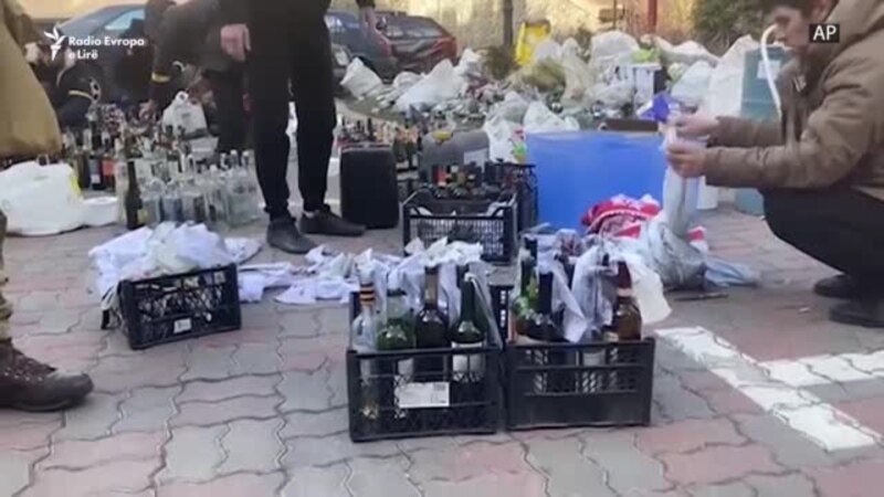 Banorët e Kievit përgatisin kokteje molotovi