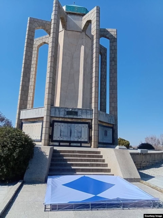 Një simbol i mburojës së kaltër para Varrit të Baba Tahirit në Hamadan, Irani perëndimor.