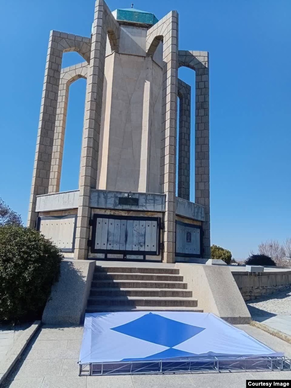 Një simbol i mburojës së kaltër para Varrit të Baba Tahirit në Hamadan, Irani perëndimor.