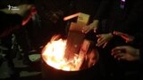 Люди в балаклавах та камуфляжі заблокували в Києві будівлю телеканалу NewsOne (відео)