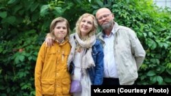 Илья Петунов с женой Ольгой и сыном Павлом