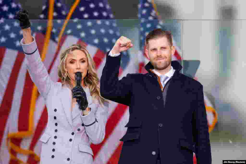 Donald Trump fia, Eric Trump és felesége, Lara köszönti a tömeget a leköszönő elnök beszéde előtt.