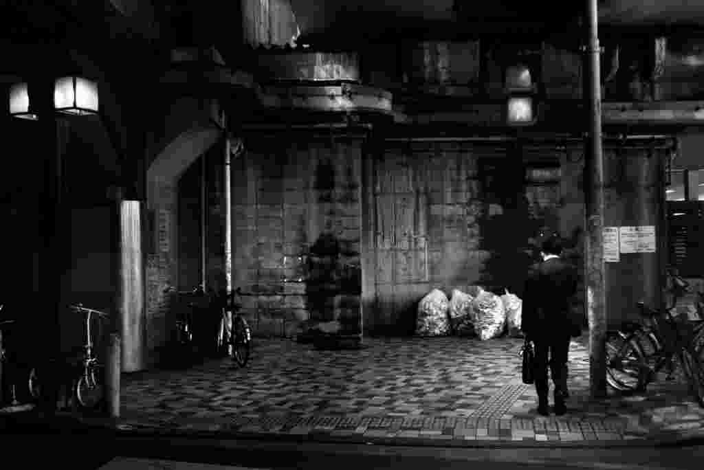 برنده عکس اول بخش زندگی روزمره عکاس ديويد گوتنفلدر، آمريکا، آسوشيتد پرس مردی تنها در توکيو