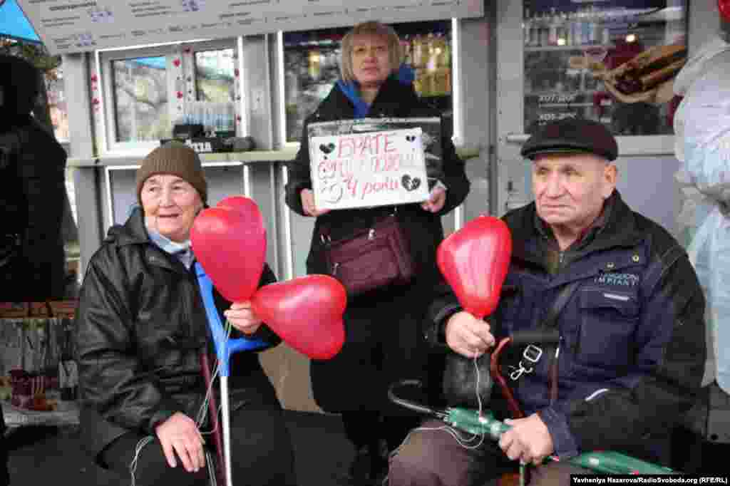 У День святого Валентина з кульками у формі серця вони зібралися, щоб нагадати, що є ті, хто зараз не вдома і не можуть почути рідне: «я тебе люблю». Запоріжжя, 14 лютого 2026 року