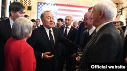 Қазақстан президенті Нұрсұлтан Назарбаев (ортада) АҚШ-тың бизнес жетекшілерімен кездесуде. Вашингтон, 16 қаңтар 2018 жыл. Сурет Ақорданың ресми сайтынан алынды.