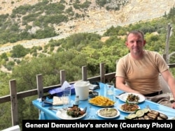 სირიაში მდებარე სამხედრო ბაზაზე მოწყენილი გენერალი ივან პოპოვი ხშირად უზიარებდა გენერალ დემურჩიევს თავისუფალ დროს გადაღებულ ფოტოებს. 2023 წლის აგვისტო, ფოტო რომან დემურჩიევის არქივიდან.