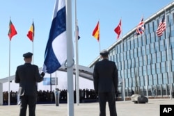Церемония поднятия флага Финляндии перед штаб-квартирой НАТО в Брюсселе, 4 апреля 2023 года
