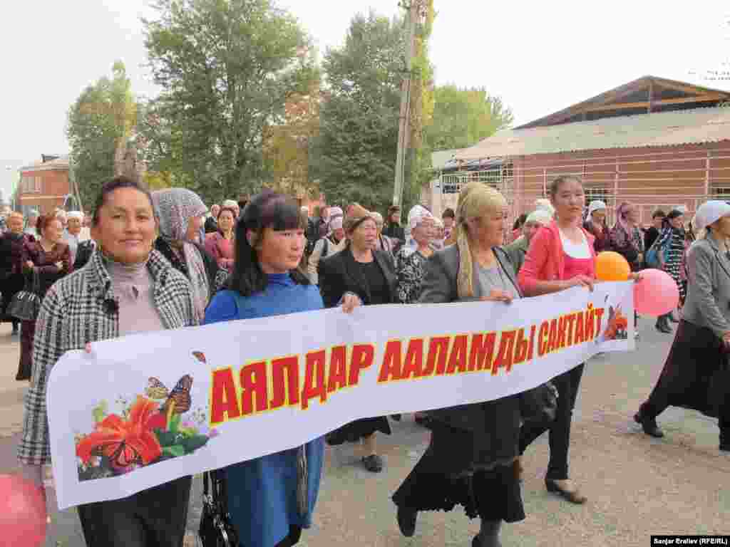 Бул күндүн урматына беш жүздөй аял райондук бийликтин имаратынан маданият үйүнө чейин жөө жүрүш жасады.