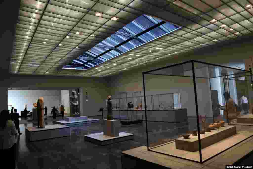 این موزه که پروژه ساخت آن در ده سال گذشته در جریان بوده حاوی ۶۰۰ اثر هنری دایمی و&nbsp;۳۰۰ اثر قرضی&nbsp;است