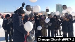 Астанада өрттен мерт болған бес баланы еске алу шарасына қатысушылар. Ақтөбе, 5 ақпан 2019 жыл.