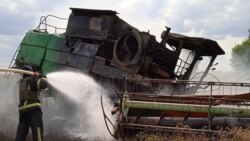 O combină care recolta grâu în regiunea Harkov a explodat după ce a trecut peste o mină anti-tanc. 30 iulie 2022. 