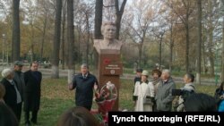 Саха Республикасынын Эл Түмөнүнүн төрагасы А.Н.Жирков М.К.Аммосовдун айкелине гүл койду. Бишкек, 13.11.2014.