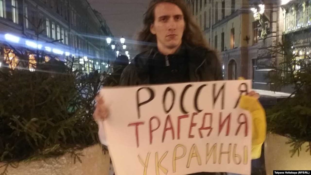 Участник антивоенного пикета в Санкт-Петербурге, 4 декабря 2018