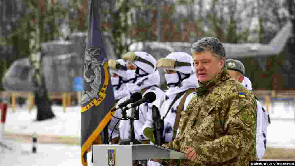 Президент України, Верховний головнокомандувач ЗСУ Петро Порошенко з бійцями Сил спеціальних операцій (ССО) на полігоні в Житомирській області, 17 січня 2019 року