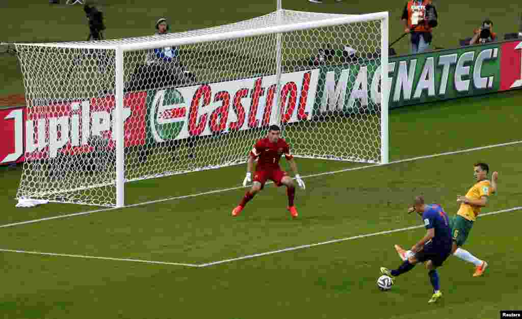 Hollandiya yığmasının hücumçusu Arjen Robben avstraliyalı qolkiper Mathew Ryan-ın qapısından qol keçirir.