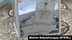 Бюллетени для голосования на участке в Алматы, 15 марта 2026 года