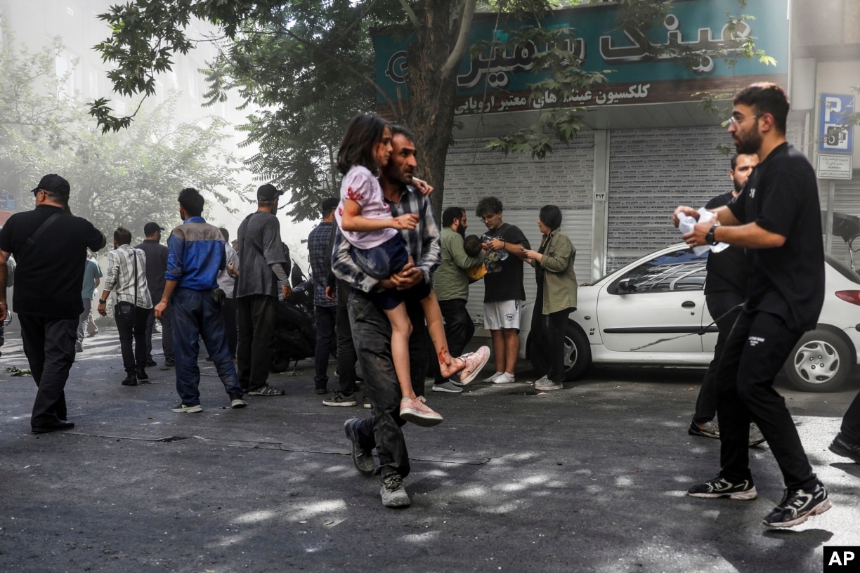 Një burrë e bart me nxitim një vajzë nga një vend ku kishte ndodhur një shpërthim në Teheran, gjatë sulmeve izraelite në kryeqytetin iranian, 15 qershor.