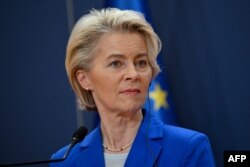 Ursula von der Leyen este criticată atât de Verzi și stânga politică pentru că ar renunța la promisiunile făcute prin Pactul Verde, cât și de extrema dreaptă, care o privește drept întruchiparea „răului” Uniunii Europene.