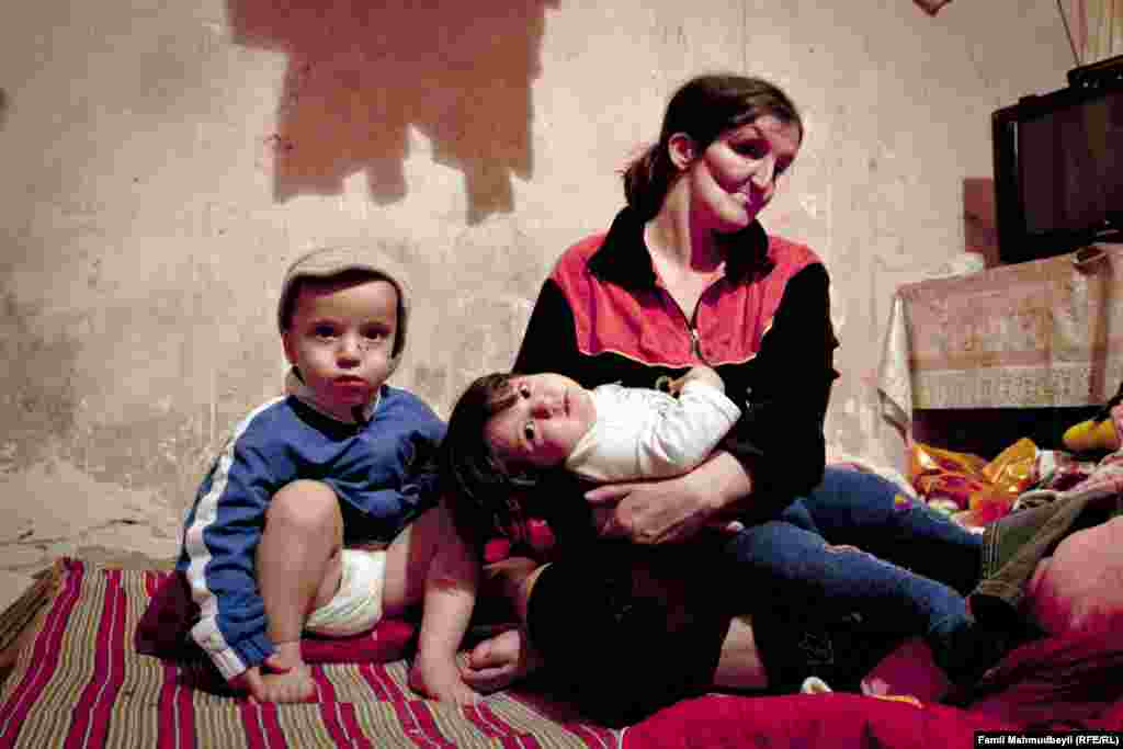 В плен Лейла попала вместе с матерью Розой Байрамгызы. &laquo;В день, когда мы попали в плен, они убили мою мать и нескольких соотечественников. В плену нас продержали 1 год и 7 месяцев. Кормили один раз в день сухим ячменем и соленой рыбой. Держали нас на свиноферме в Ханкенди. Потом меня обменяли на одного армянского офицера и одного солдата в Лачынском коридоре&raquo;.​