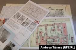 Panouri cu hărți și planuri ale caselor prezentate în cardul expoziției „FAKE MAPS. HĂRȚI FALSE. FALSCHE KARTEN”, la Muzeul Hărților din București.