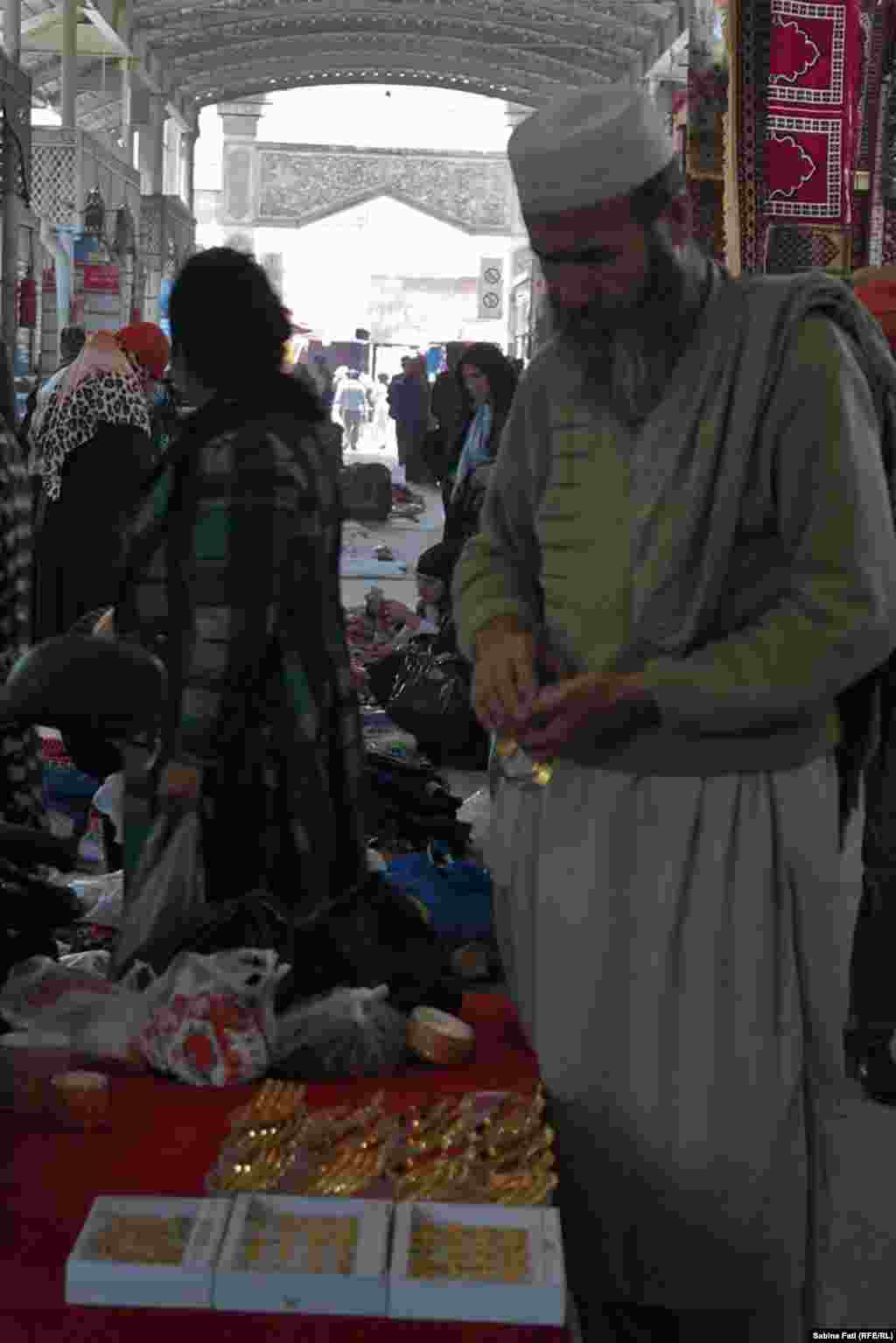 Argintărie în bazarul de la Kashgar.