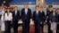 Američki predsjednik Donald Trump (u sredini) stiže na aerodrom u Pekingu 13. maja.