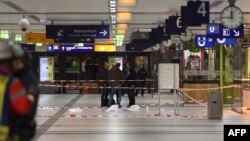 Policia në vendin e sulmit me sëpatë në stacionin hekurudhor në Dyseldorf më 9 mars të këtij viti