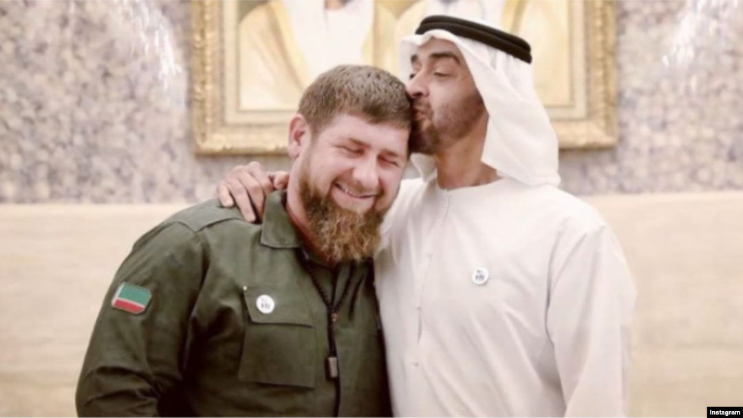При этом Кадыров частенько бывает с официальными визитами в арабских странах. Тут, например, его целует наследный принц Абу-Даби, шейх Мухаммед бин Зайед Аль Нахайан