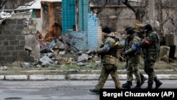 Ukrainian soldiers on patrol in eastern Ukraine, where more than 13,200 people have been killed in a separatist conflict since April 2014. (file photo)