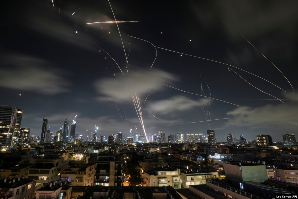Sistemi izraelit i mbrojtjes ajrore, Kupola e Hekurt, duke shtënë për të penguar raketa gjatë një sulmi iranian mbi Tel Aviv, në orët e hershme të 18 qershorit.