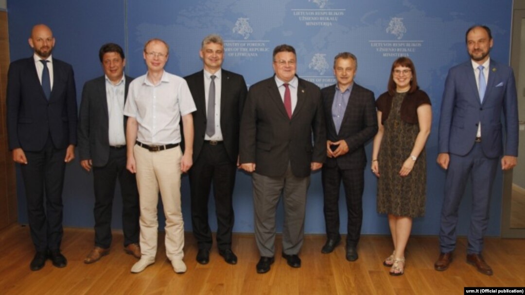Лідэры беларускай апазыцыі сустрэліся зь міністрам замежных справаў Літвы Лінасам Лінкявічусам (чацьвёрты справа) у Вільні