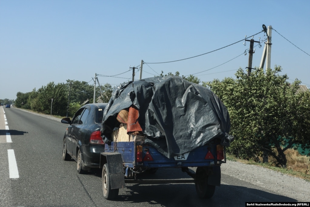 Banorët e zonës vazhdojnë të largohen. Në rrugët jashtë qytetit ka shumë makina me rimorkio të ngarkuara me gjsende.